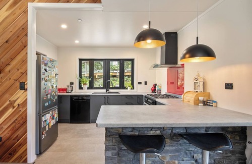 Saint Omer House | Quiet seclusion beside the sea with spa pool. Pet friendly (no cats covenant)