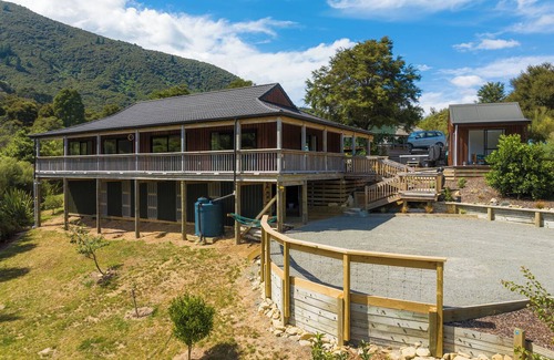 Saint Omer House | Quiet seclusion beside the sea with spa pool. Pet friendly (no cats covenant)