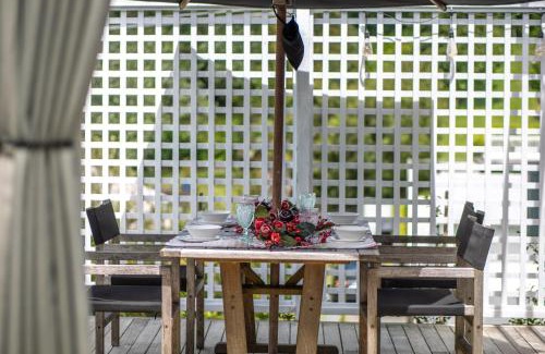 Russell House | Quintessential Russell Cottage