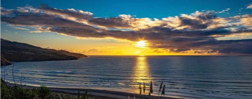 Raglan Apartment | Raglan Best West Retreat, walk to beach