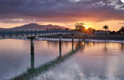 Raglan Apartment | Raglan Best West Retreat, walk to beach