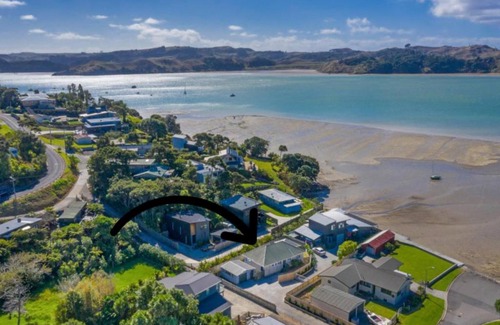 Raglan House | Raglan Crib - Fire Pit, SUP, Harbour View & Walks