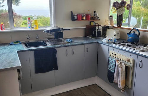 Rakino Island House | Rakino Island Holiday Home (Bach)