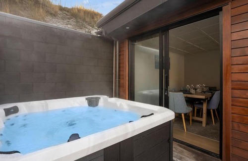 Frankton House | Refined Luxury – Modern 3-Bedroom House by Marina