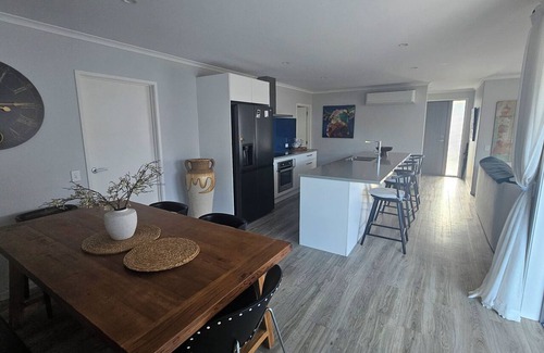 Papamoa Beach House | Relax in Beautiful Papamoa – Stylish, Comfortable Home Close to the Beach