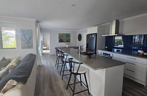 Papamoa Beach House | Relax in Beautiful Papamoa – Stylish, Comfortable Home Close to the Beach