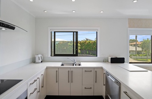 Omanu House | Relax on Ranch – Mount Maunganui Holiday Home