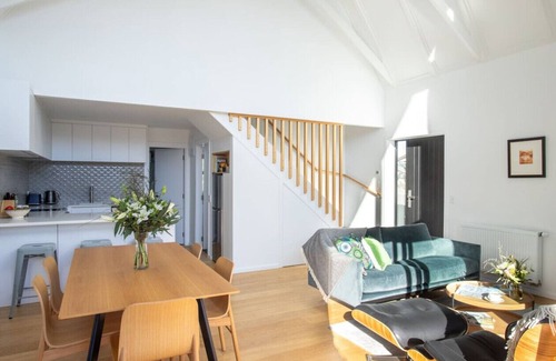 Wanaka House | Relax on Rimu modern two bedroom apartment with mountain views