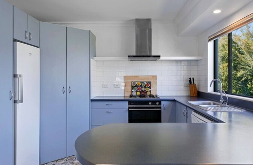 Waipahihi House | Relax & Unwind Close to Lake & Town