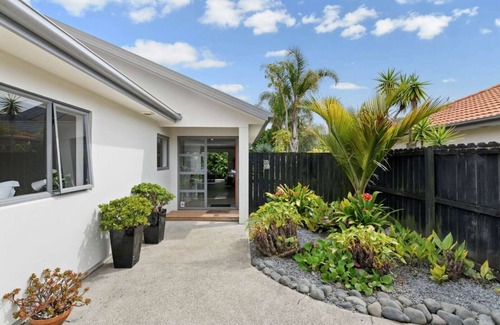 Stanmore Bay House | Relaxed family get away - 5 min Walk to Beach, Parks, Leisure Centre & Shops