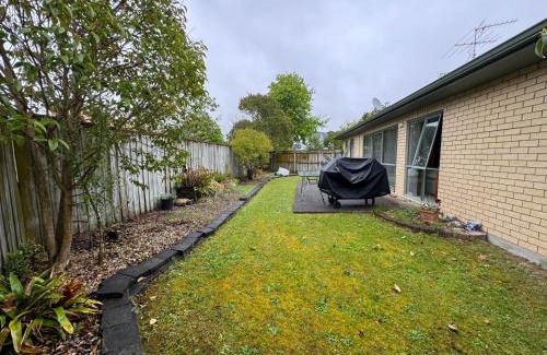 Manurewa Apartment | Relaxing 3BR Home by Wattle Downs Reserve