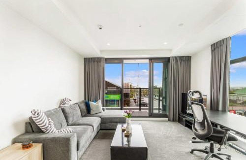 Mount Eden Apartment | Relaxing Apt Steps from Eden Park Zodiak Stays