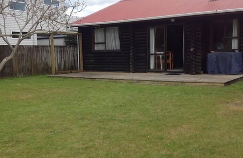 Whangamata House | Relaxing at the Log Cabin