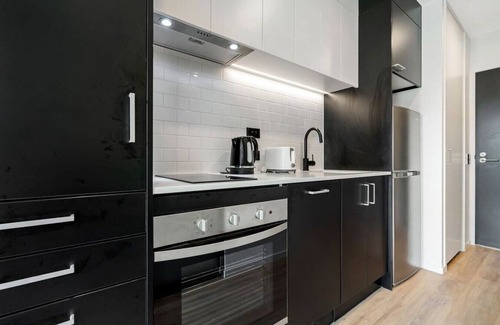 Newton Apartment | Relaxing City Center Studio Close to Queen St