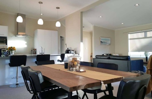 New Plymouth House | Relaxing Townhouse Near Coastal Walkway