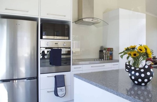 New Plymouth House | Relaxing Townhouse Near Coastal Walkway