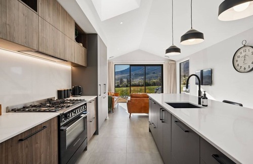 Kawarau Falls House | Remarkables Retreat, close to Ski Fields!
