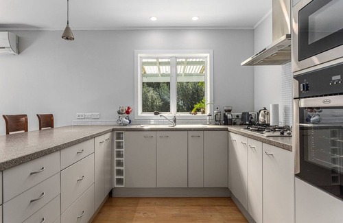Tirohanga Cottage | Renga Renga Retreat – Garden Cottage Near the Beach