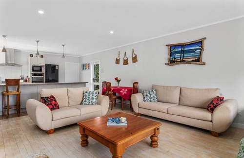 Tirohanga Cottage | Renga Renga Retreat – Garden Cottage Near the Beach