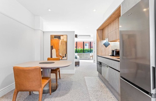 St. Mary's Bay Apartment | Renovated Jervois Road King Bed Parking