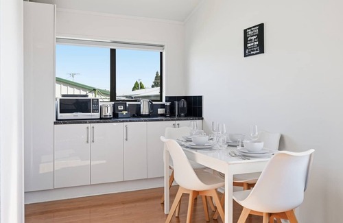 Owhata House | Retreat@23B - Stylish 2BR, Covered Deck, Sleeps 4