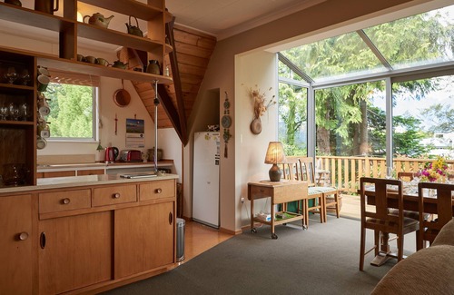 Queenstown City Centre Cottage | Retro Retreat - Queenstown Holiday Home