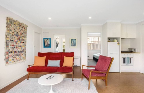 St. Clair Apartment | Retro Retreat | Walk to St Clair Beach