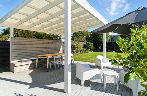 Otumoetai House | Retro Retreat with Outdoor Oasis