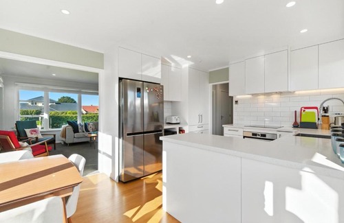 Otumoetai House | Retro Retreat with Outdoor Oasis