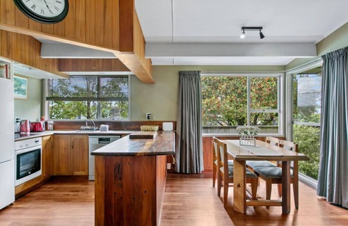 Nukuhau House | Richards - Spacious, charming, private and cosy, with Spa Bath and large outdoor deck