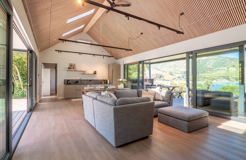 Nelson Region House | Rimu Cottage Pepin Island