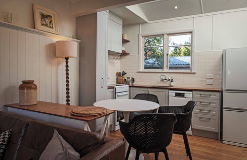 Nelson House | River Walk Cottage - Nelson's Charming Riverside Retreat