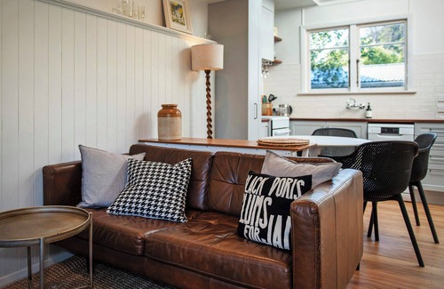 Nelson House | River Walk Cottage - Nelson's Charming Riverside Retreat