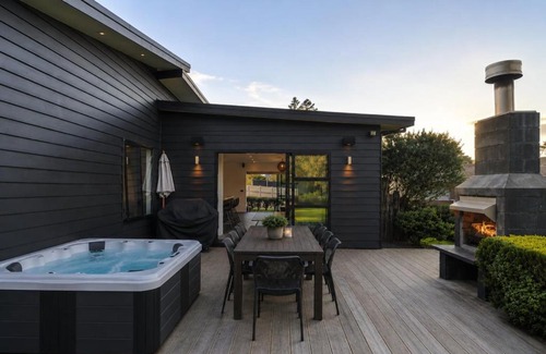 Rangatira Park House | Riverside Retreat - Taupo