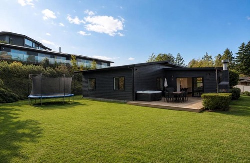 Rangatira Park House | Riverside Retreat - Taupo
