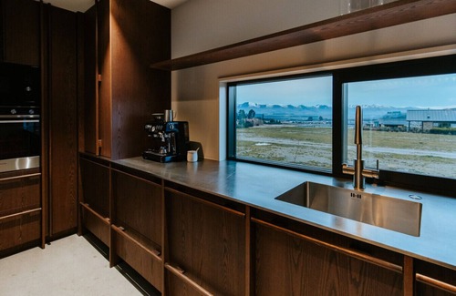 Wanaka House | Riverslea - Sleeps 10 - Pool