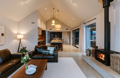 Wanaka House | Riverslea - Sleeps 10 - Pool