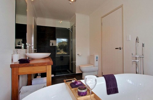 Horopito Cabin | Romantic Rental with a Luxurious Hot Tub near Tongariro Crossing, New Zealand
