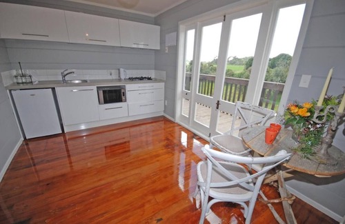 Waimauku Cottage | Romantic Retreat - Honeysuckle Cottage