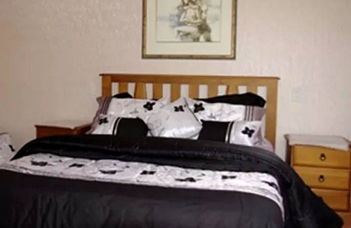 Lincoln Cabin | Romantic Vacation Getaway Surrounded by Gardens in Canterbury, South Island
