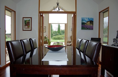 Lincoln Cabin | Romantic Vacation Getaway Surrounded by Gardens in Canterbury, South Island