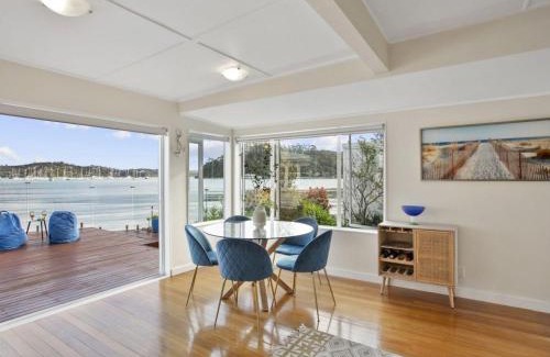 Russell House | Romantic Waterfront - Russell