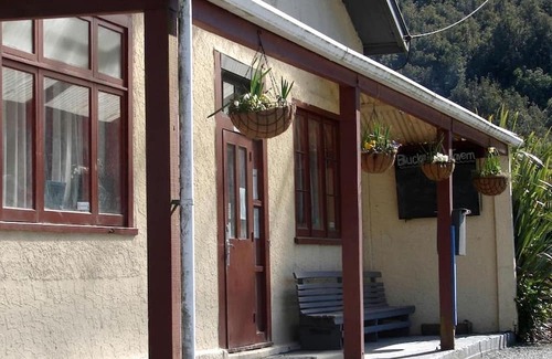 Taylorville Cabin | Room for Three in a Holiday Lodge near Greymouth, New Zealand
