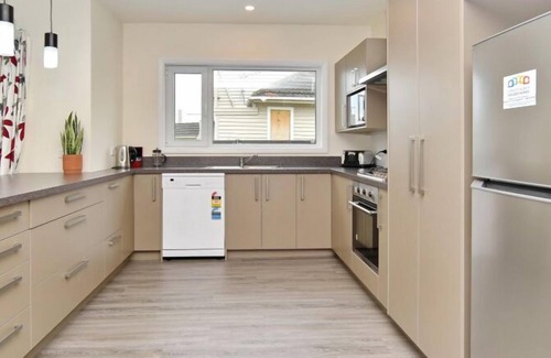 Saint Albans House | Room to spread out · fenced lawn, pets welcome - Weston Villa