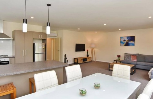 Saint Albans House | Room to spread out · fenced lawn, pets welcome - Weston Villa