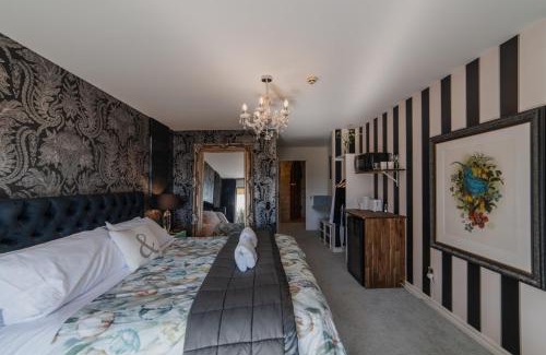 Lake Tekapo Hotel | Room with Lake and Mountain Views - Tekapo