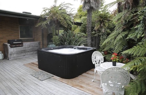 Kawaha Point House | Rose Lake Retreat - Spa Pool, Lake Views, Sleeps 8