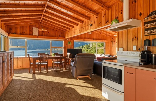 Rototai House | Rotoiti Boathouse - Waterfront, Jetty, Kayaks