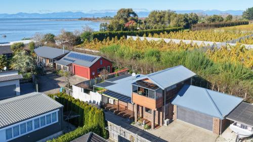Ngaio Bay House | Roy-Al Retreat - Riwaka Holiday Home