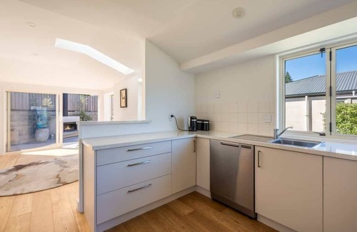 Queenstown House | Ruru Retreat, Hot Tub, BBQ, Parking, Fireplace